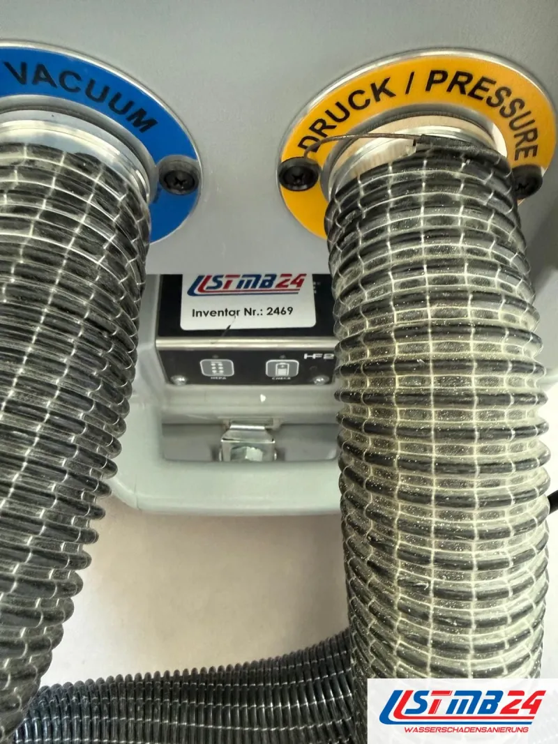 Trocknungsgerät mieten in Grömitz: zwei Spiralschläuche an den Anschlüssen Vacuum und Druck, dazwischen Inventarnummer 2469