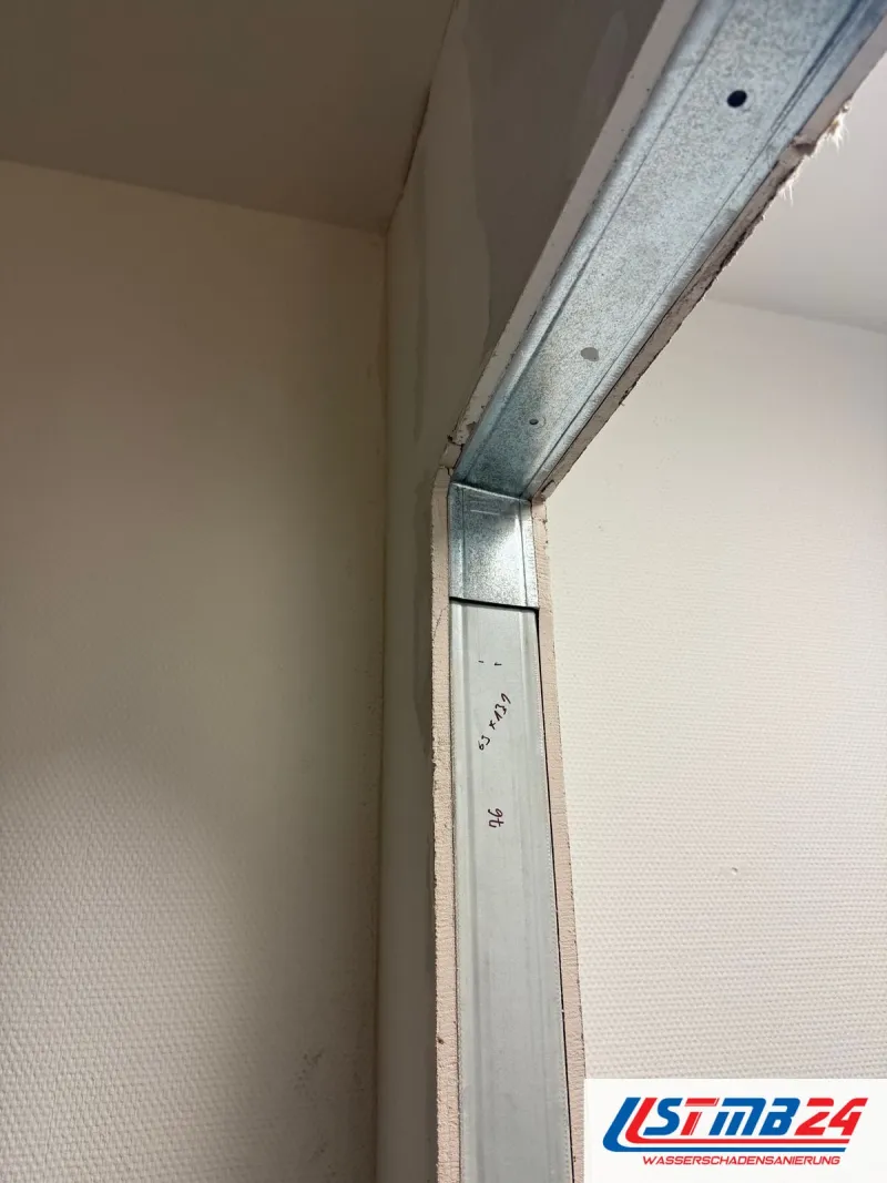 Trockenbauarbeiten: Türsturz aus verzinktem Metallprofil in der neuen Wand, auf dem Profil Maße mit Bleistift