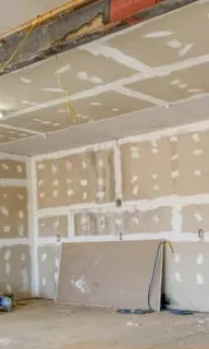 Trockenbauarbeiten: Raum mit verspachtelten Gipskartonplatten an Wänden und Decke